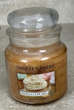 Yankee Candle Vanilla Cupcake 14.5 Oz Single Wick House-Warmer Candle, New